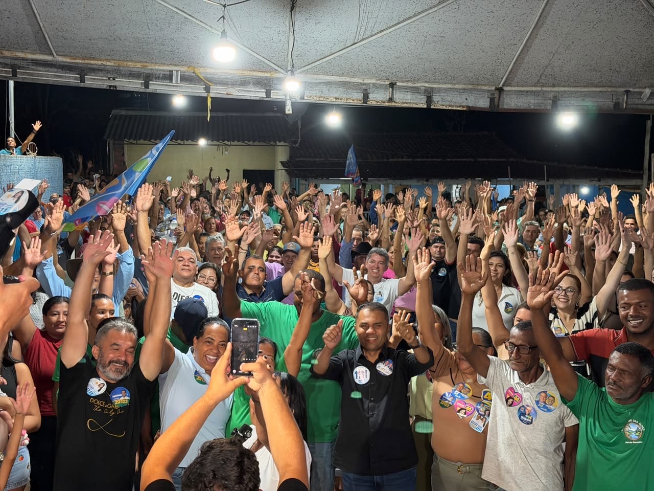 Moisemar Marinho recebe apoio em comício lotado em Jaú do Tocantins
