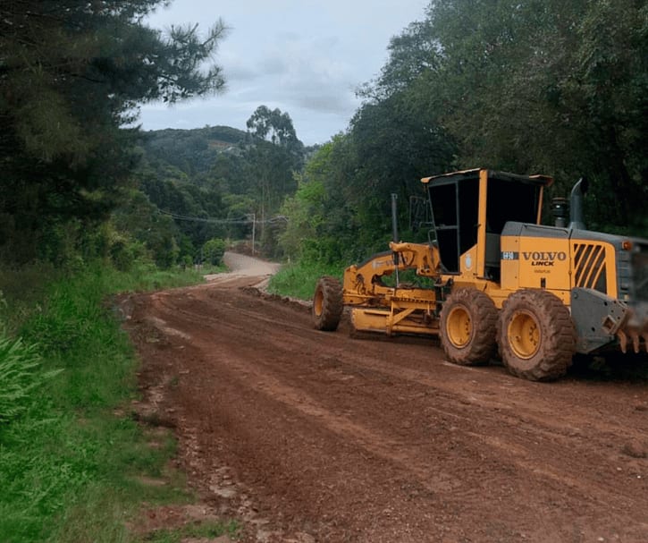 Equipes da Prefeitura seguem atuando na recuperação de estradas no interior de Farroupilha