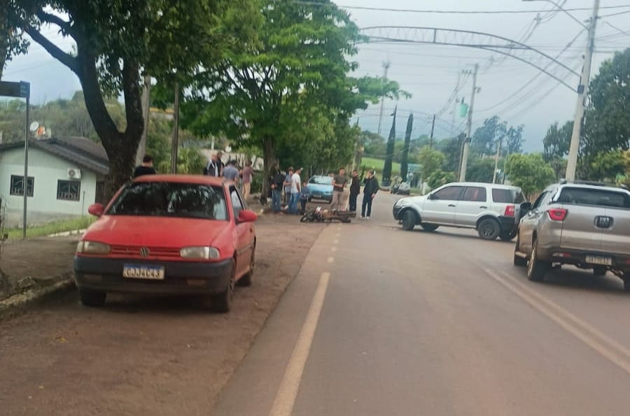 Colisão entre motocicleta e Ecosport deixa um ferido no centro de Esperança do Sul