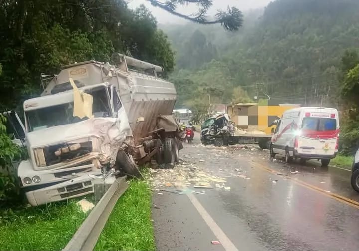 Colisão entre caminhões deixa dois feridos e bloqueia a BR-470