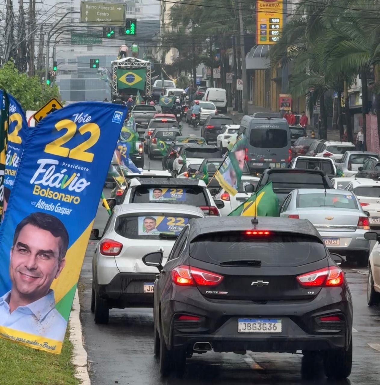 Carreata em apoio a Flávio Bolsonaro movimenta ruas de Lajeado