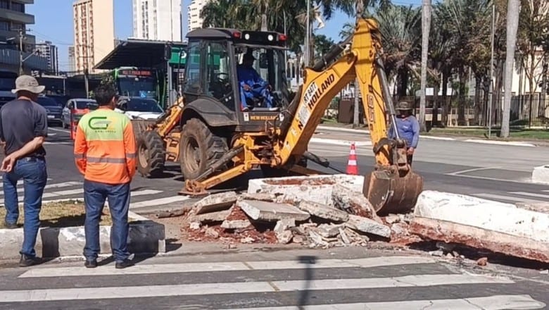 Rua 83, no entorno da Praça Cívica, teve muretas e canteiros retirados
