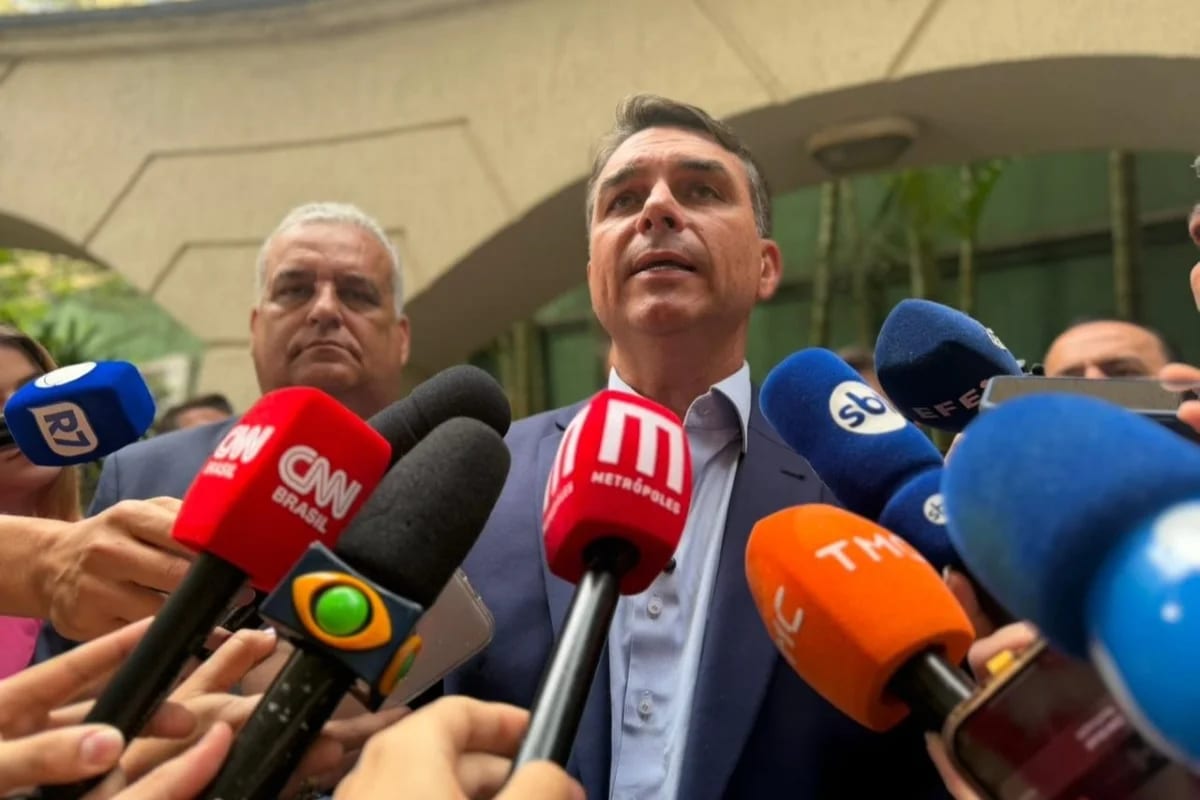 Flávio Bolsonaro gastou R$ 101,5 mil com trackings diários do Ibespe