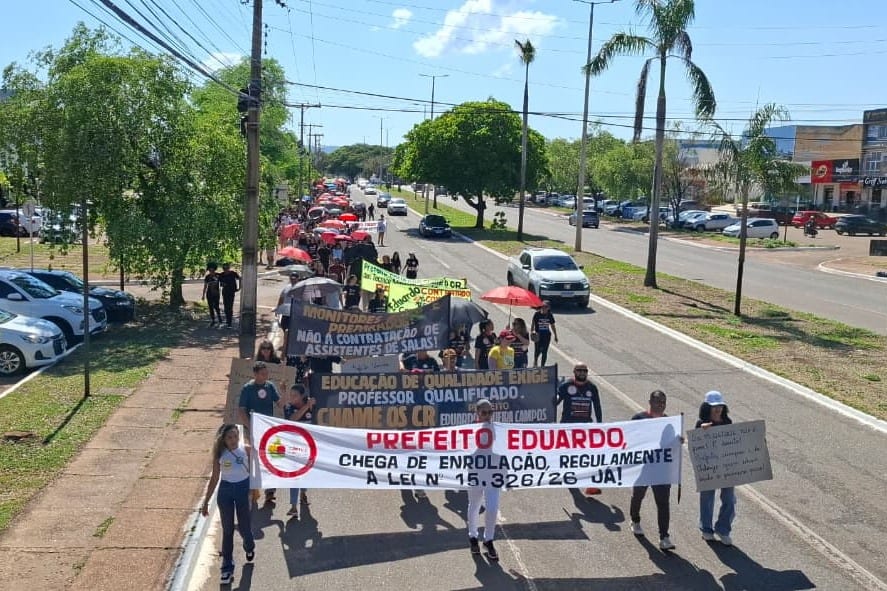 Com faixas e tambores, profissionais da educação realizam paralisação em Palmas