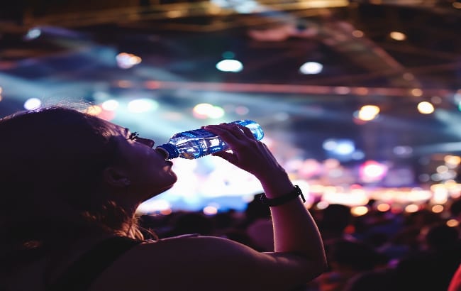 Nova regra muda acesso à água em shows e grandes eventos