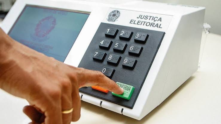 Legislação eleitoral proíbe descarte deliberado de santinhos em vias públicas