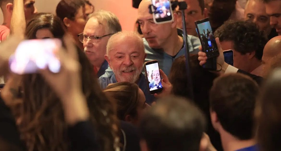 Em primeiro discurso após a vitória, Lula agradece votos e diz que enfrentou interferência de fora