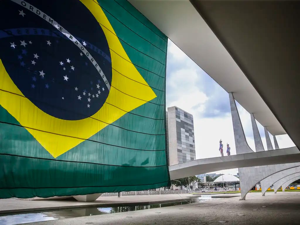 Seis de dez candidatos não citam população LGBTQIA+ em planos