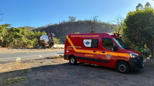 Batida entre carro e carreta mata caminhoneiro na BR-251 no Norte de Minas