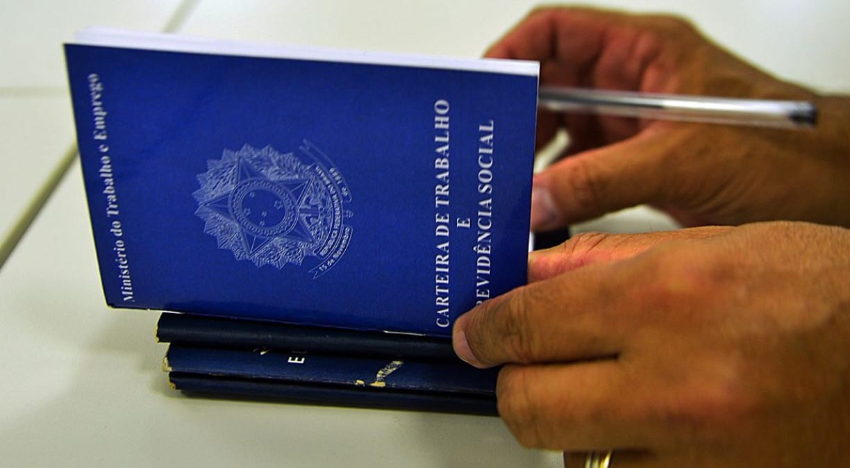 Consulta pública sobre PEC do trabalho por hora ultrapassa 200 mil votos contrários