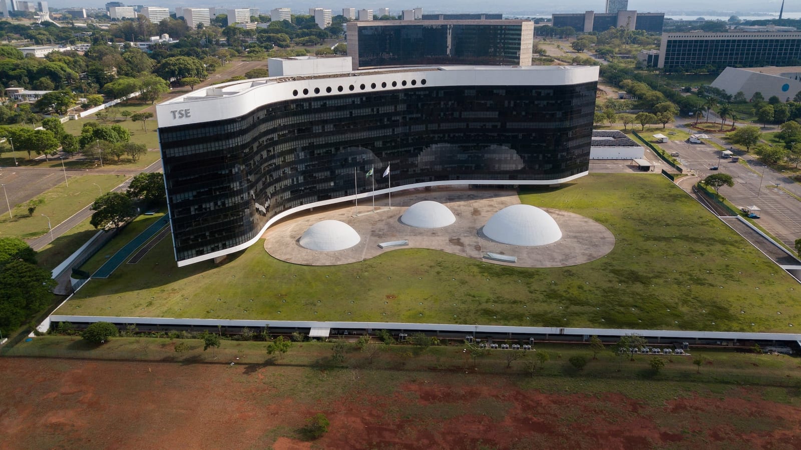 TSE convocou X, OpenAI e Meta após IAs recomendarem candidatos