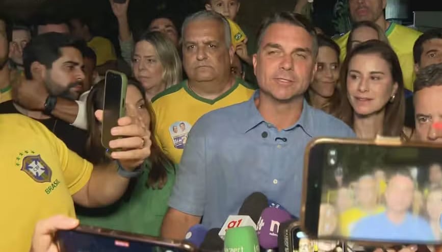 Flávio Bolsonaro diz estar “muito feliz” com resultado do 1º turno