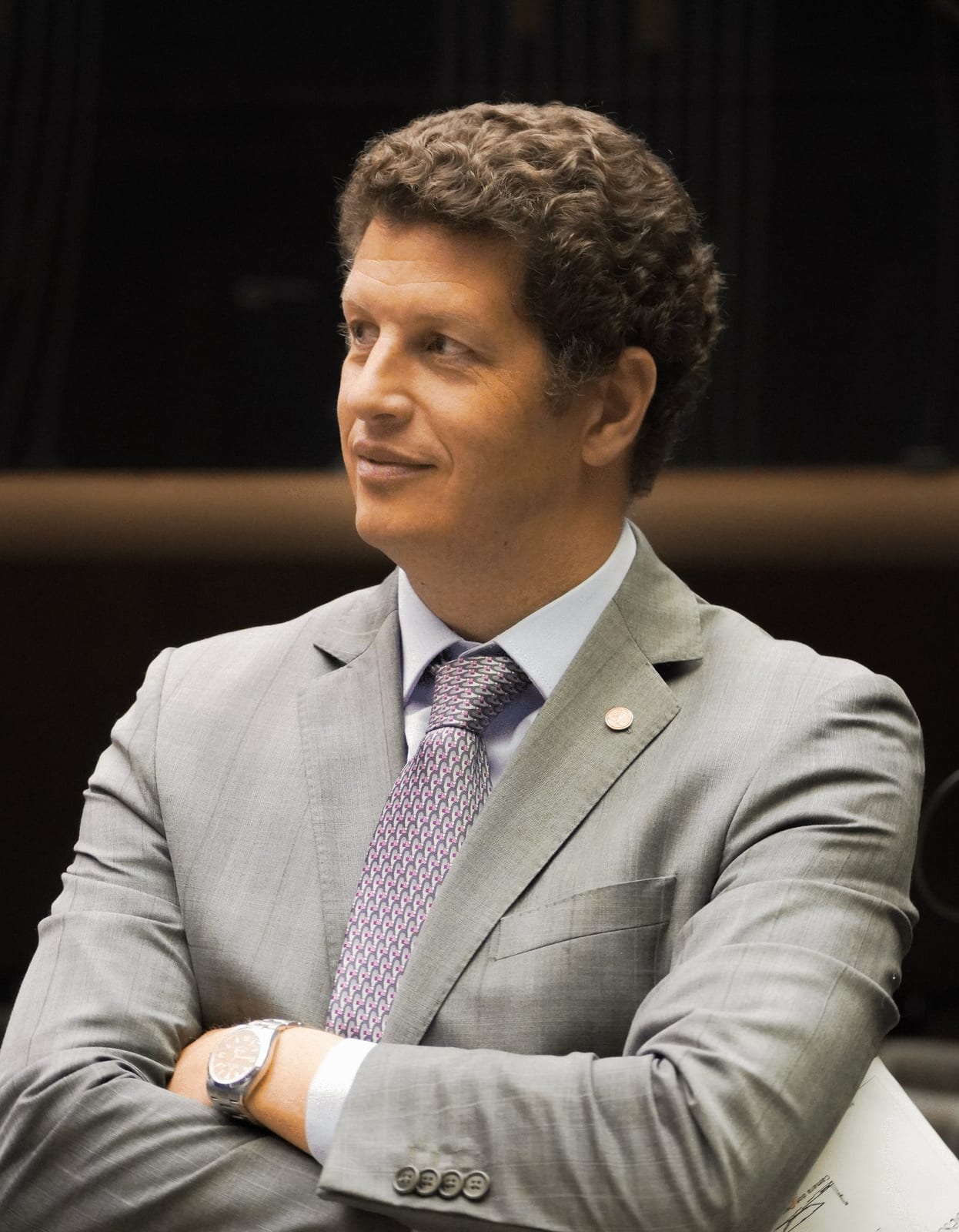 Ricardo Salles chega ao Mercadão de Rio Preto em ônibus com a mensagem “Fora Lula”