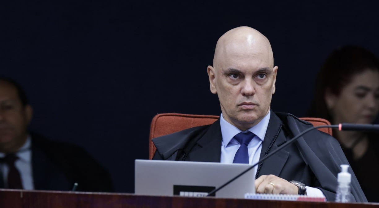Alexandre de Moraes determina que Eduardo Bolsonaro comece a cumprir pena de 4 anos de prisão