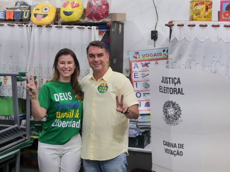 Flávio Bolsonaro votou cedo em Vila Isabel e pediu: “Venham votar”