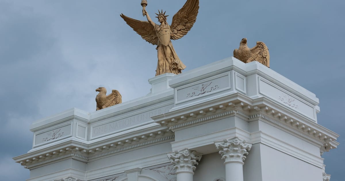 Veteranos pedem à Justiça que barre início das obras do arco de Trump em Washington