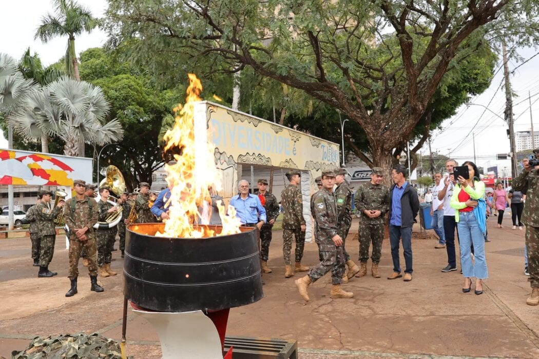 Prefeitura e Exército abrem Semana da Pátria com acendimento da chama na Praça Antônio João