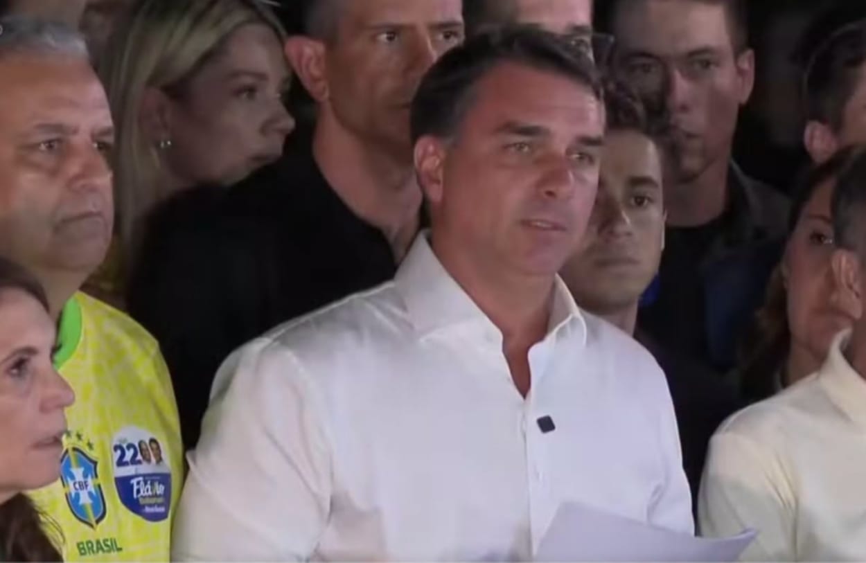 Flávio Bolsonaro contesta resultado das eleições e afirma que vai pedir anulação do pleito à Justiça