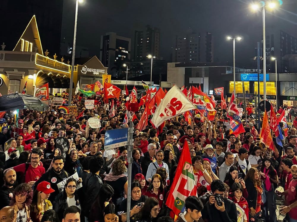 Manifestação no Centro de Joinville reúne apoiadores de Lula em ato de campanha