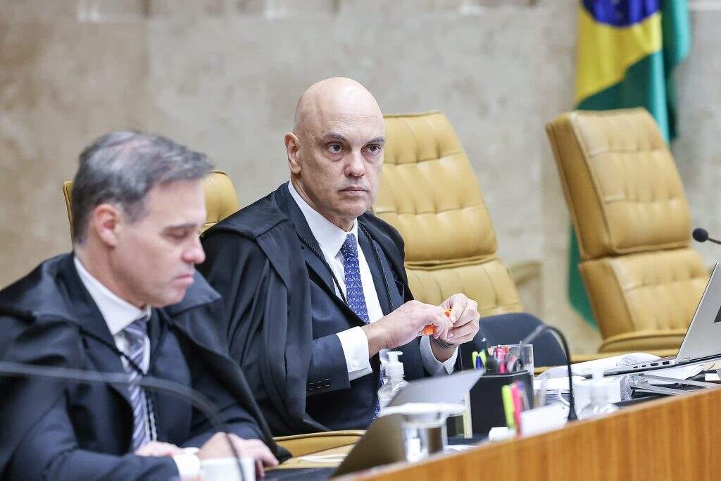Com os ministros Alexandre de Moraes e André Mendonça lado a lado, plenário do Supremo ignora Caso Master em primeira se