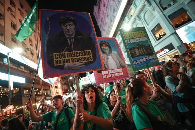 Protestos por verbas universitárias terminam em violento confronto na Argentina