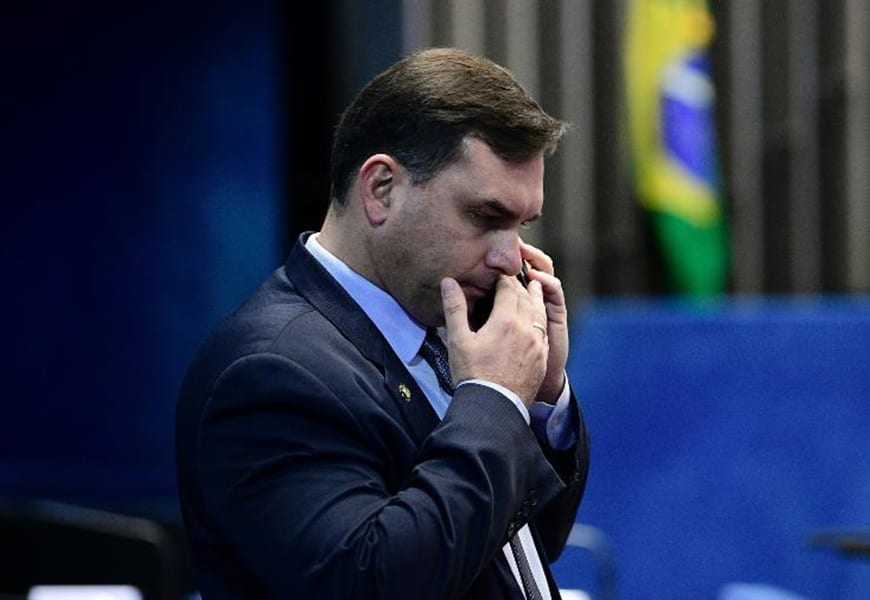 Flávio Bolsonaro trama contra o fim da escala 6×1 com um “texto alternativo”