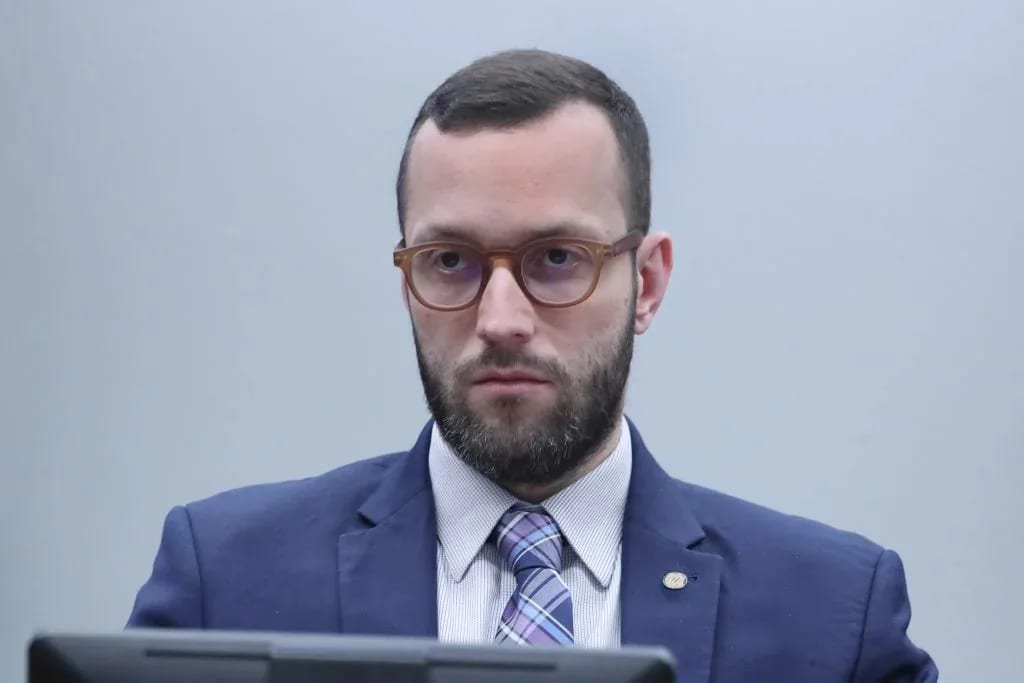 Filipe Barros é multado em R$ 20 mil por anúncios que atacaram Gleisi Hoffmann