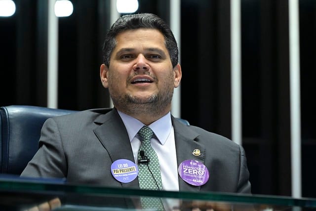 Alcolumbre se recusa a comentar carta de Flávio e diz que trabalha pela 'pacificação do Brasil'