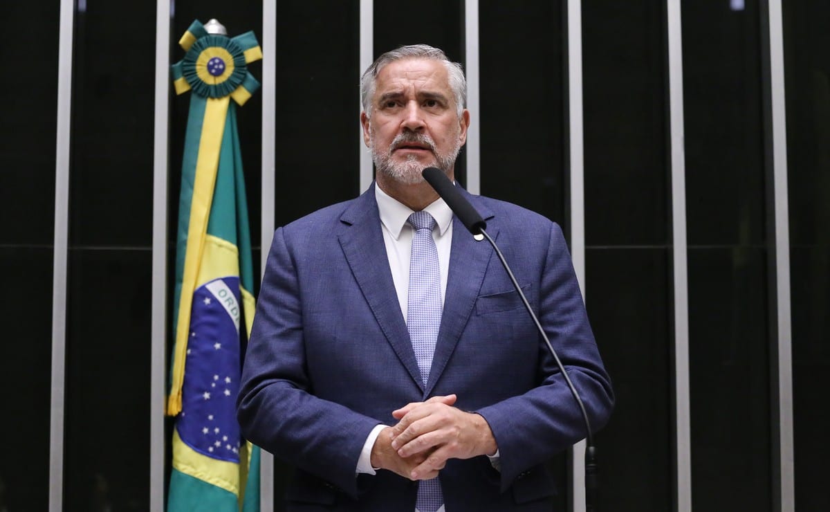 Líder do governo na Câmara vê ameaça à democracia em carta de Flávio Bolsonaro