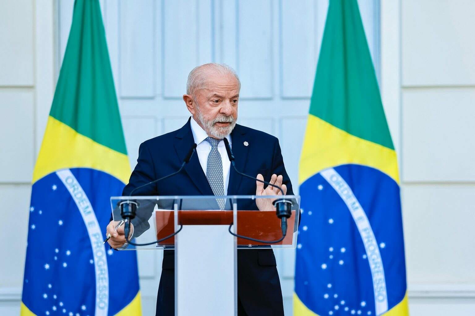 Lula se confunde e chama Marisa Letícia de Janja