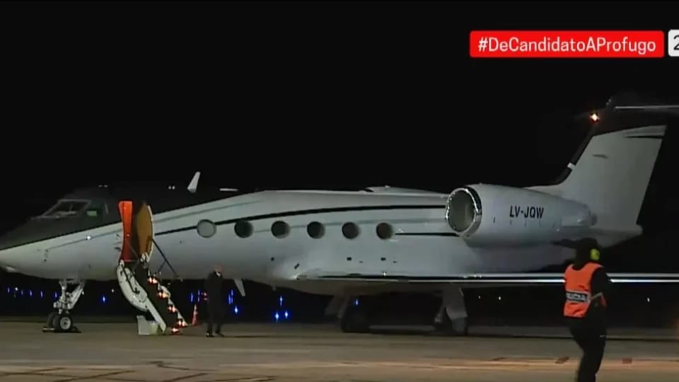 Flávio fugiu do Brasil para os EUA com ajuda de Trump; Casa Branca providenciou jato particular