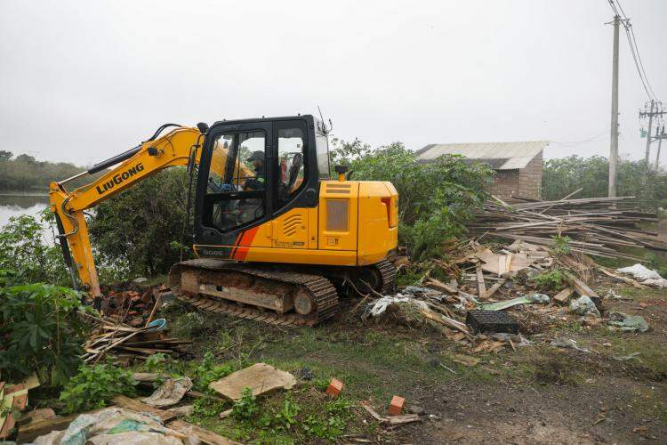 Demolição na Vila Dique avança antes de obras contra cheias