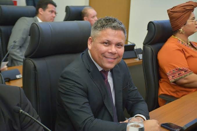 Alex Mascarenhas pede asfalto novo para Rua Maranhão, Aureny II