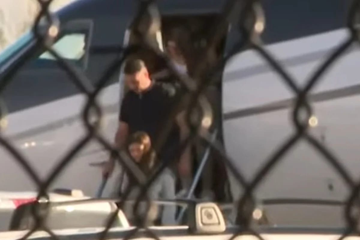 Confira imagens de Flávio e família no desembarque em aeroporto de Miami
