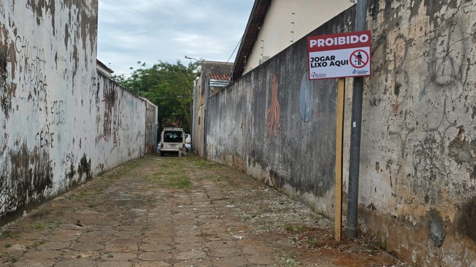 Cada vez mais prefeitura instala placas de “proibido jogar lixo” para conter falta de consciência de parte da população