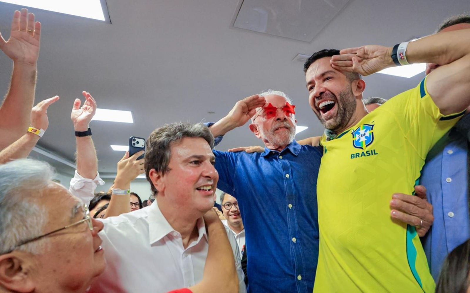 Lula se incomoda com a “carta branca”, Kassab abre a porta e Eduardo diz que Tarcísio não é de direita