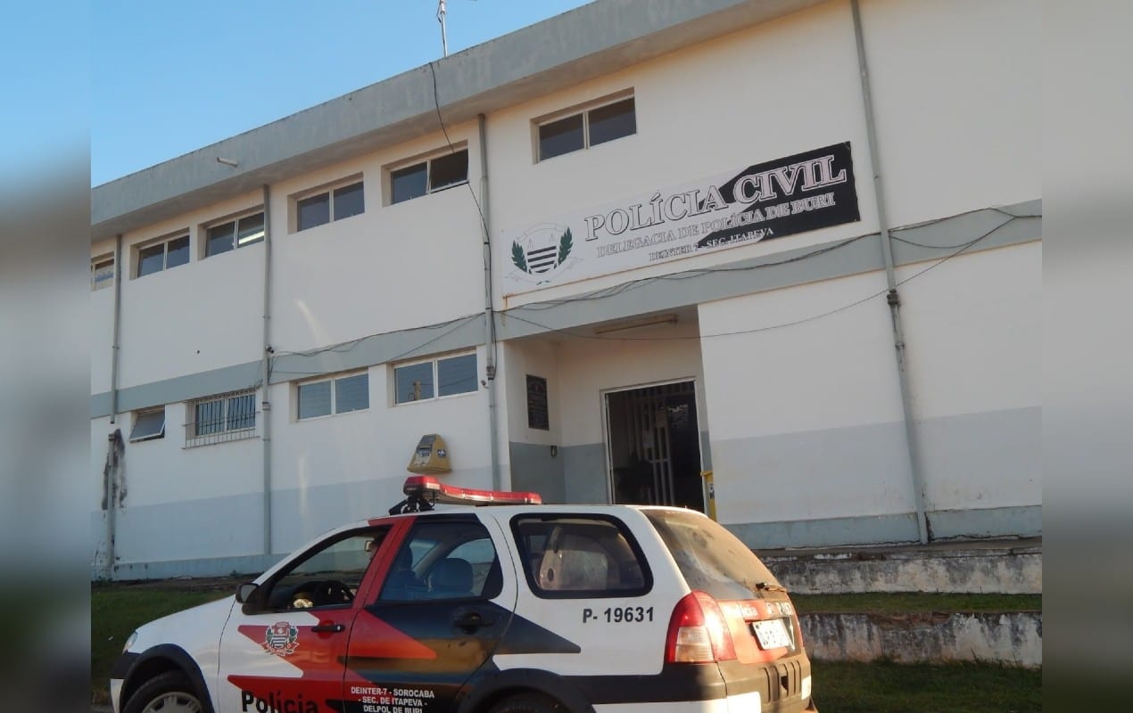 Mulher procura a polícia após ter imagem associada a crimes durante comemoração política em Buri