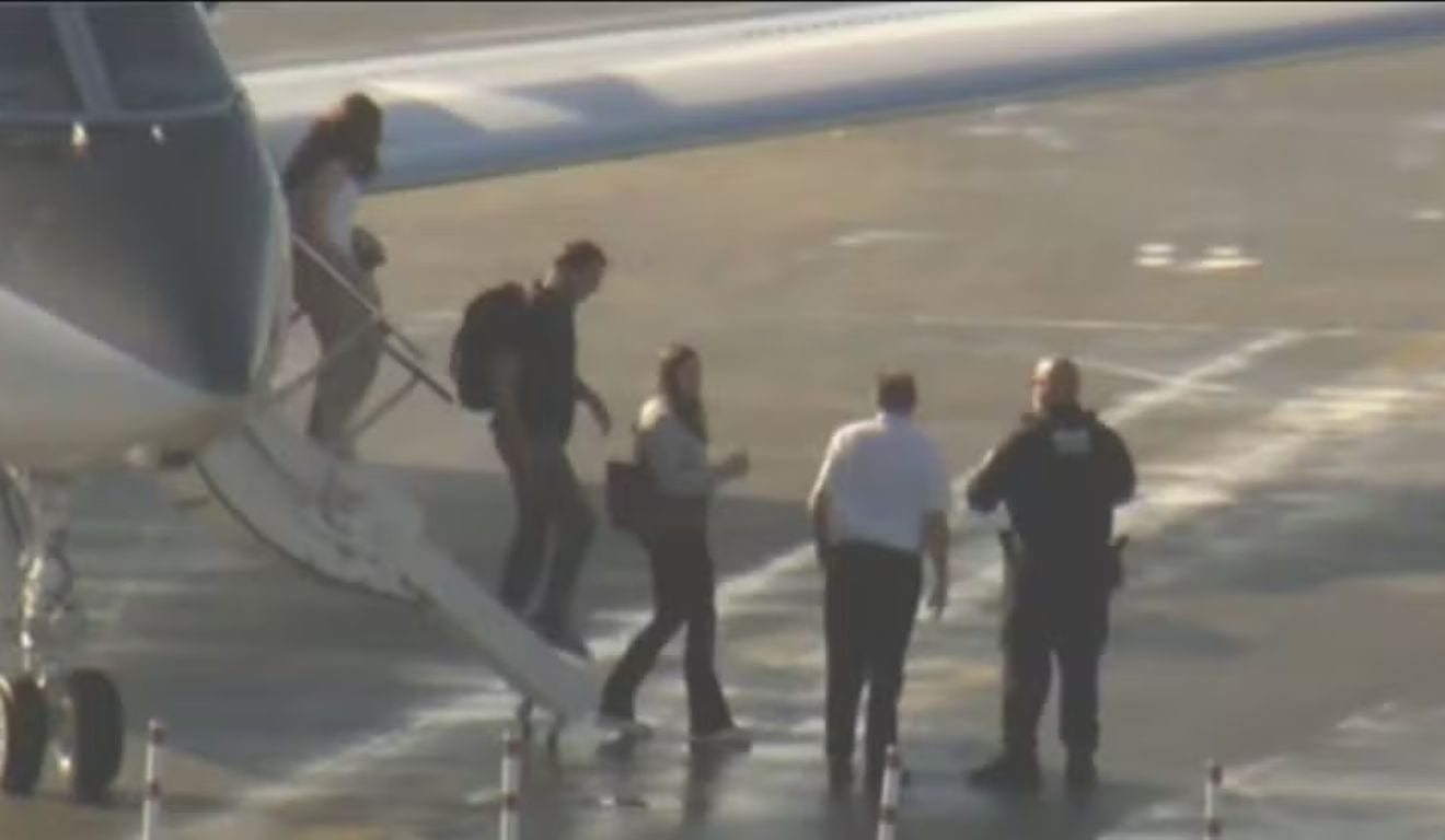 Flávio Bolsonaro e família chegam a Miami após decolagem na Argentina e escala no Equador