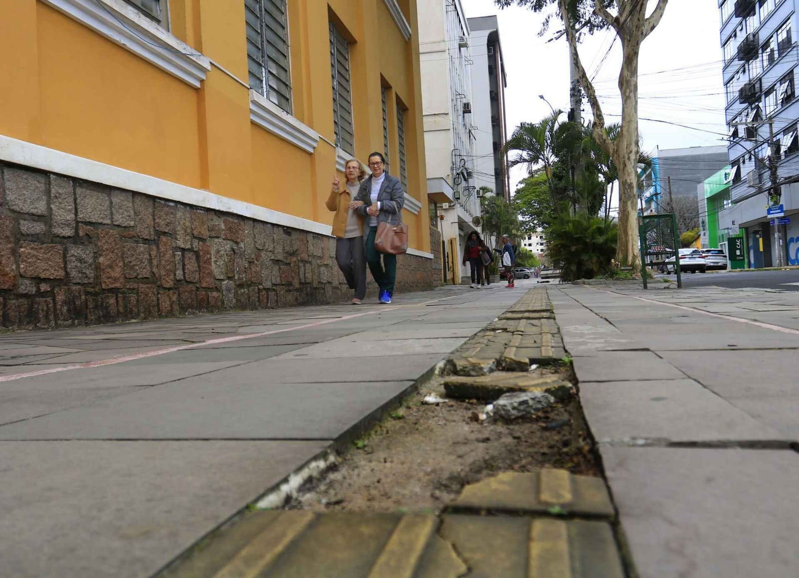 Piso tátil danificado deixa rotas sem continuidade em Canoas