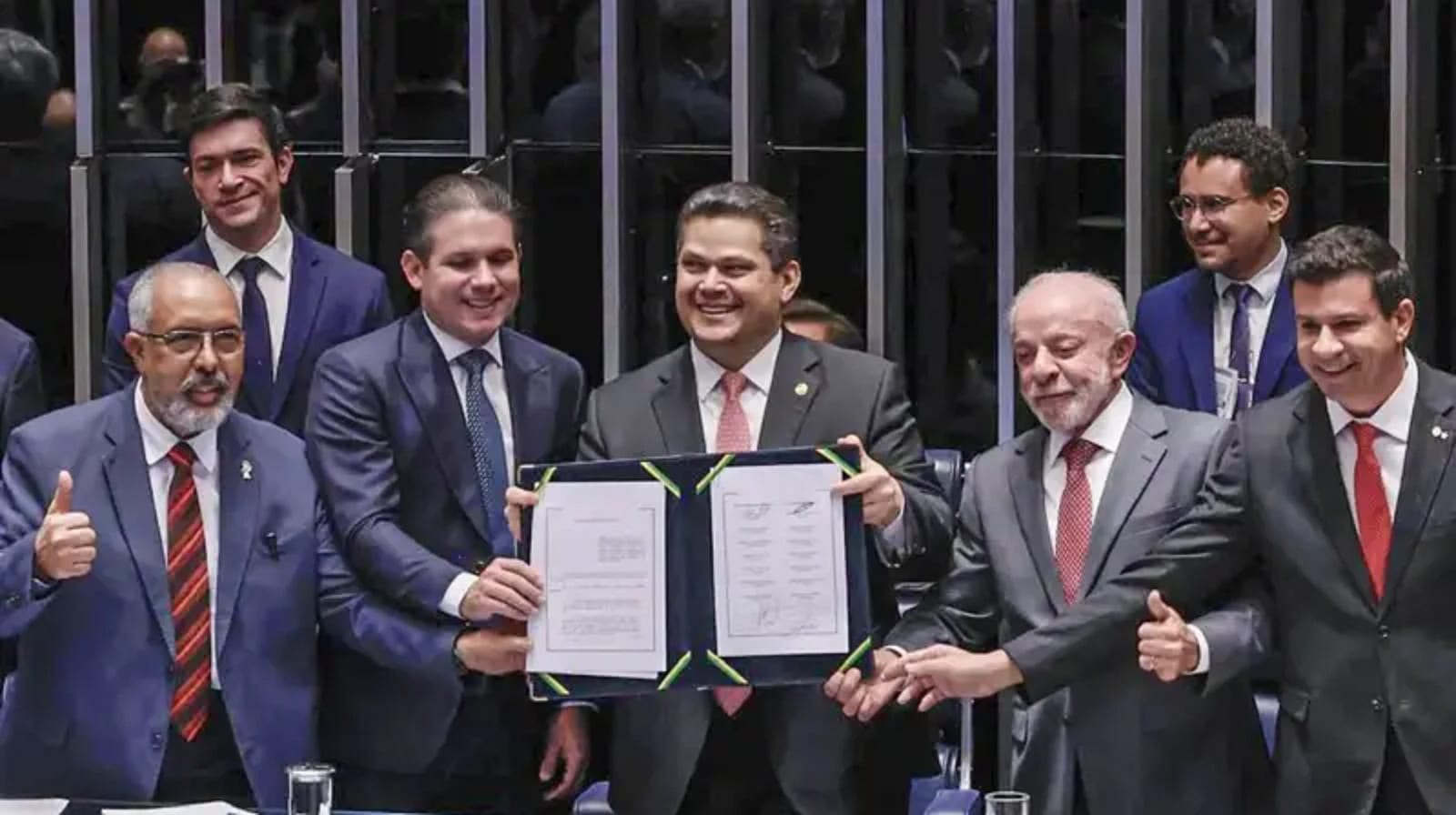 Fim da escala 6×1 é promulgado e prazos começam a contar; entenda como será a transição