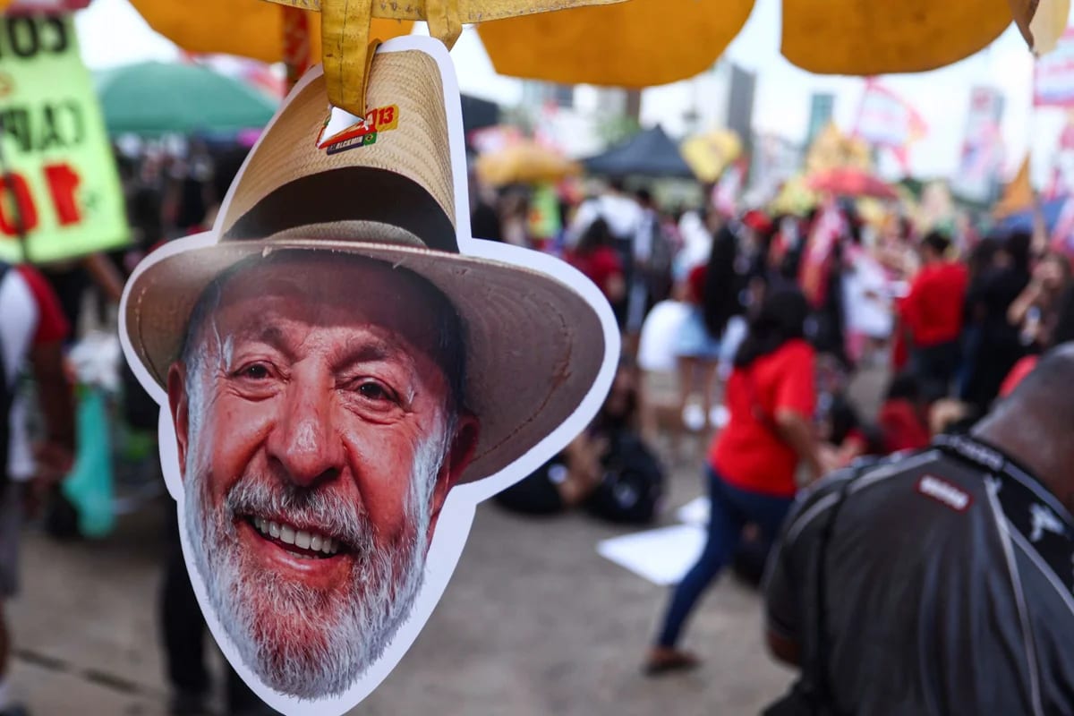 Petistas projetam que PEC 6x1 fará Lula empatar com Flávio em breve