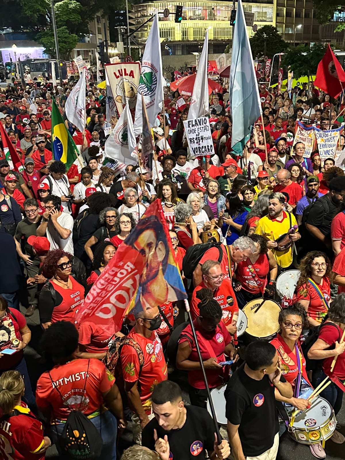 Ato na Praça 7, em BH, defende soberania e acusa ofensiva da extrema direita