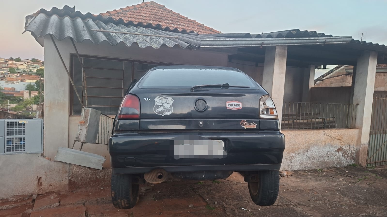Motorista de 18 anos sem CNH bate carro contra muro em Botucatu