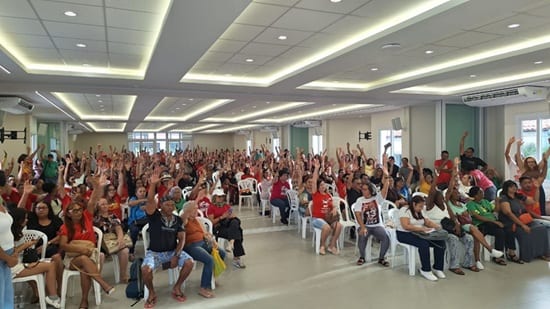 Professores da rede estadual fazem nova assembleia e decidem manter greve