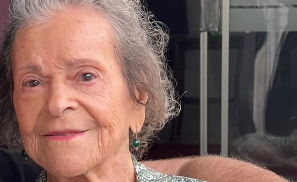 Eleitora mais idosa de Goiânia, 105 anos, vai às urnas por neto candidato