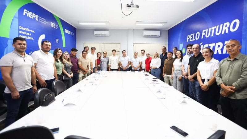 João Campos se reúne com Sindusgesso em Araripina e promete articulação