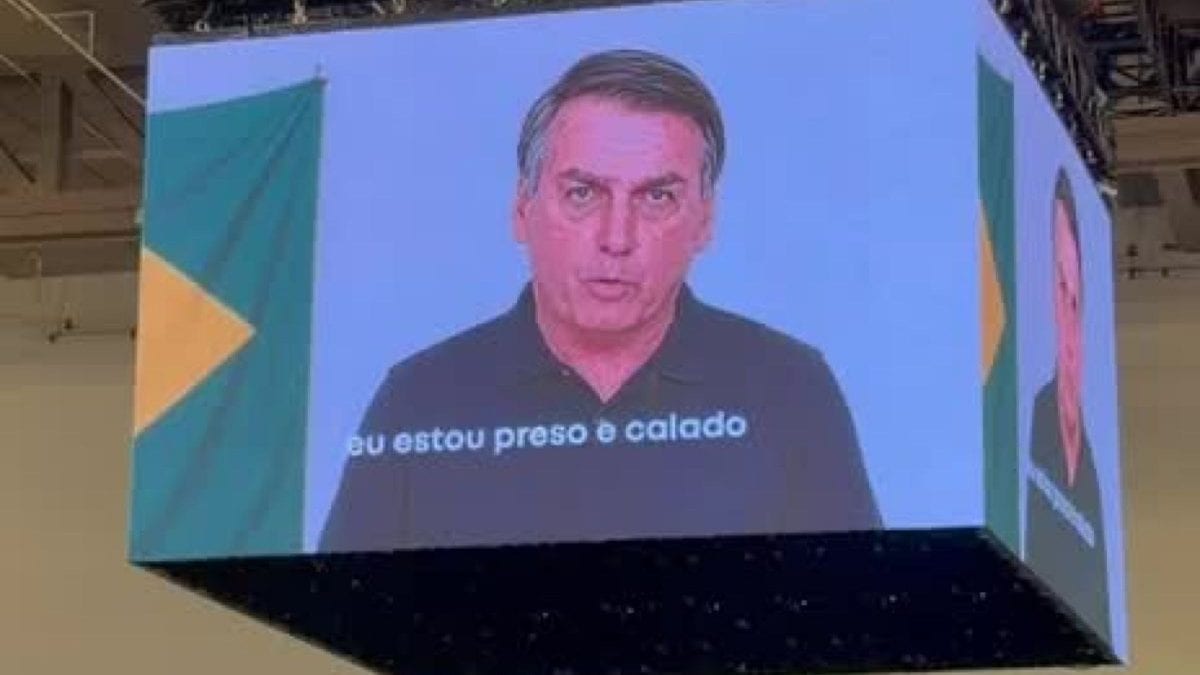 TSE forma maioria e livra Flávio por usar vídeo de IA com apoio de Jair Bolsonaro durante convenção