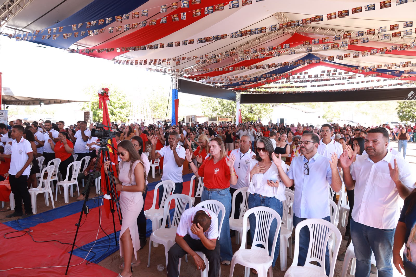 Claudia Lelis intensifica articulações em evento religioso no Tocantins