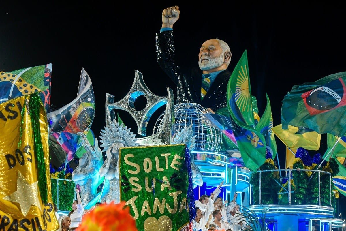 TSE investiga ação de Flávio contra Lula por desfile de escola de samba