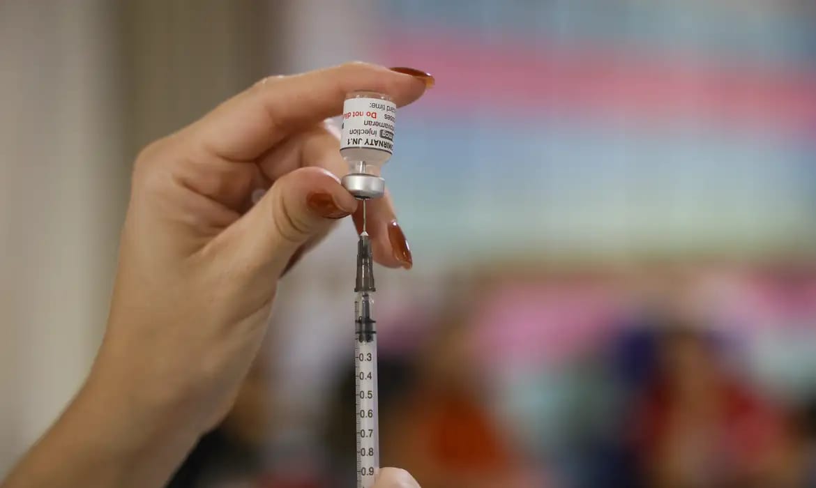 Senado abre consulta pública sobre projeto que pune quem recusar vacina; confira votação